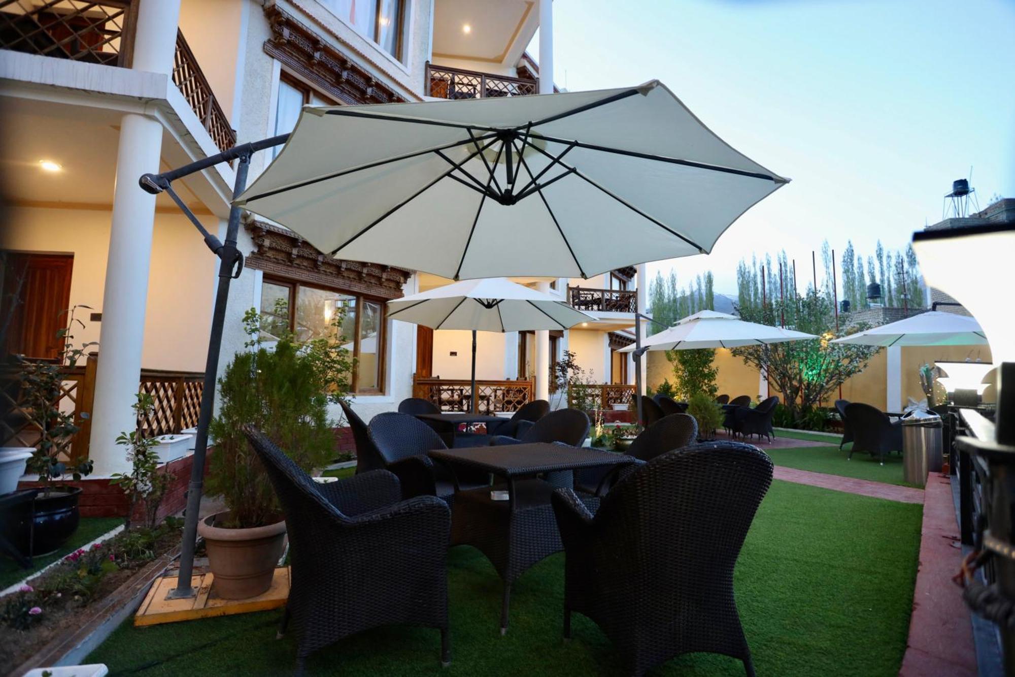 Hotel Nalanda Ladakh Лех Екстериор снимка